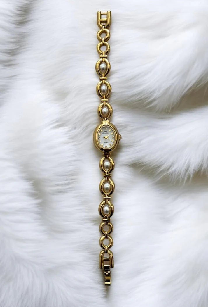 Veronoa Ilona Vintage Uhr mit goldenem ovalen Gehäuse, Perlen-Gliederarmband und minimalistischem Zifferblatt.